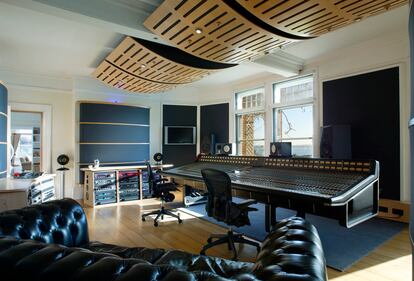 Un estudio de música escondido tras una estantería en la isla de Osea.