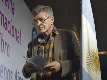 El escritor argentino Guillermo Saccomanno, durante la inauguración de la 46ª edición de la Feria del Libro de Buenos Aires, en 2022.