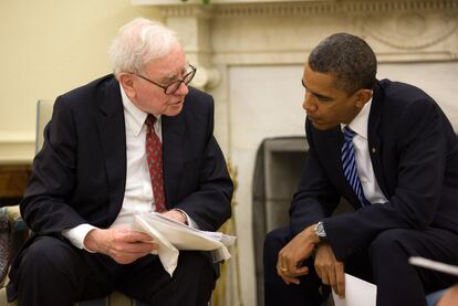 Warren Buffett (izquierda) conversa el pasado 14 de julio con el presidente de EE UU, Barak Obama, en el despacho oval de la Casa Blanca.