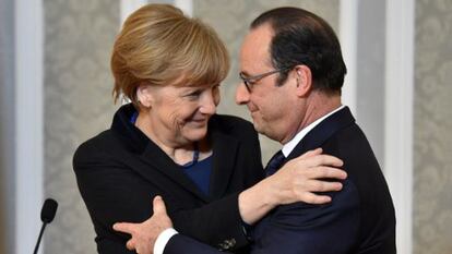 Merkel y Hollande se abrazan al término de la cumbre.