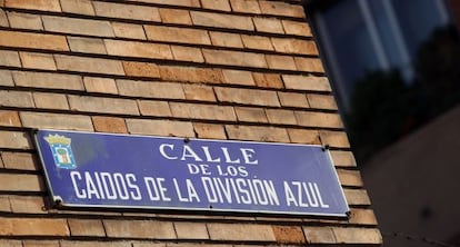 Photo gallery: Madrid’s Franco-era streets (Spanish captions). Above: Street paying tribute to the Blue Division, a Francoist unit that fought with the German army during WWII.