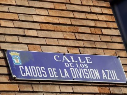 Photo gallery: Madrid’s Franco-era streets (Spanish captions). Above: Street paying tribute to the Blue Division, a Francoist unit that fought with the German army during WWII.