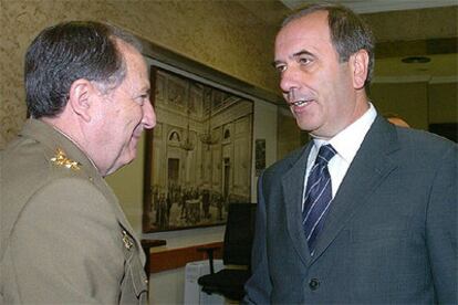 El jefe de Estado Mayor de la Defensa, Félix Sanz Roldán, con el ministro de Defensa, José Antonio Alonso.