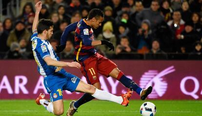 Javi López y Neymar, en el duelo Barça-Espanyol de la temporada pasada.