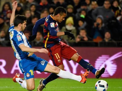 Javi López y Neymar, en el duelo Barça-Espanyol de la temporada pasada.