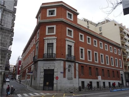 Edificio situado en el número 30 del madrileño Paseo del Prado que habría de ser demolido para construir el nuevo museo.