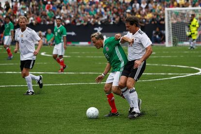 El delantero Luis Hernández protege el balón frente al lateral Thomas Berthhold, exjugador del Frankurt.