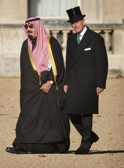 Junto al rey Abdullah de Arabia Saudita después de presenciar un cambio de la guardia real en Londres (2007). La chistera le queda de lujo.