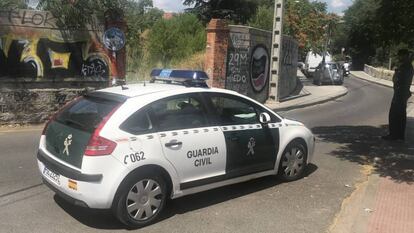 Una patrulla de la Guardia Civil, cuerpo que investiga las causas de la muerte de una mujer en Borriol. 