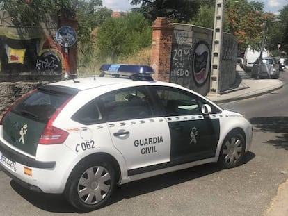 Una patrulla de la Guardia Civil, cuerpo que investiga las causas de la muerte de una mujer en Borriol. 