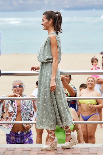 La Reina paseó por la playa de Las Canteras en Las Palmas de Gran Canaria durante el vernao de 2020 con un vestido verde agua de Zara.