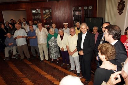 Feijóo (derecha), con los socios de la Peña Galega de la Casa de España en Río (Brasil).