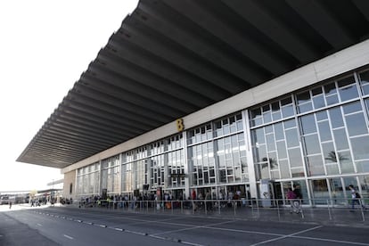 La llegada de los viajeros en la Terminal 2 del Aeropuerto de Barcelona durante la segunda jornada de huelga del sector del taxi en Barcelona.