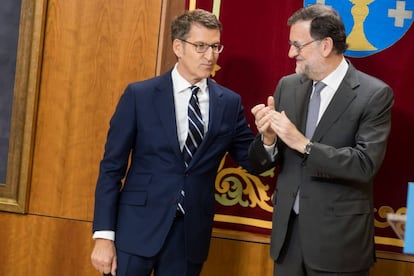 Feijóo y Rajoy, durante el acto de investidura del primero como presidente de la Xunta.