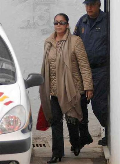 Isabel Pantoja sale de los juzgados de Marbella tras declarar.