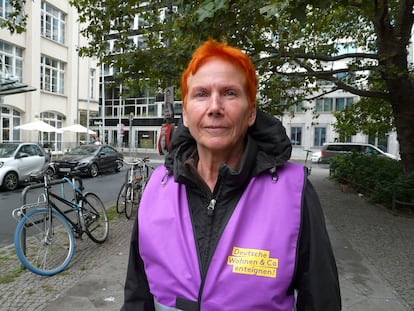 Ingrid Hoffmann, inquilina de Deutsche Wohnen y activista por la vivienda asequible en Berlín, retratada con un chaleco de la iniciativa que pide la expropiación de los grandes propietarios.