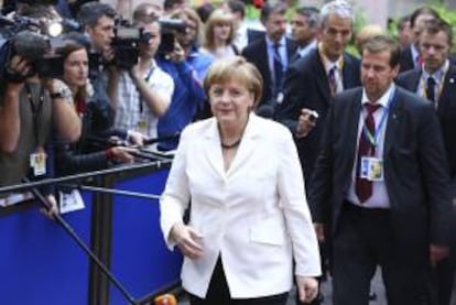 La canciller alemana, Angela Merkel (c), a su llegada hoy a la segunda jornada de la cumbre de jefes de Estado y de Gobierno de la Unión Europea en Bruselas, Bélgica.