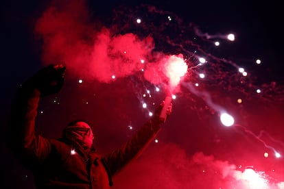 Un manifestante sostiene una bengala roja durante una de las manifestaciones contra el plan de reforma de pensiones del gobierno francés, en París.