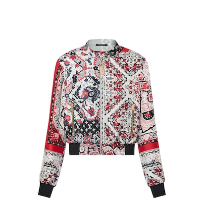 Louis Vuitton se alza con la bomber más colorida y original gracias a este modelo reversible: por un lado, lleva el estampado Mahina Monogram y por otro el colorido Bandana. Además, para un plus de sofisticación, está confeccionada en seda.

3.000 euros.