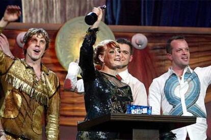 Los neoyorquinos Scissor Sisters recogen un premio Brit de la industria musical británica y agradecen al público su acogida. Su disco homónimo fue el más vendido en Reino Unido en 2004.