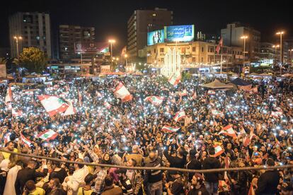 Miles de manifestantes exigen la dimisión del Gobierno libanés durante en una manifestación el pasado mes de noviembre en la simbólica plaza Al Nur de Trípoli .