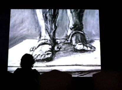 Proyección de una película del artista surafricano William Kentridge que puede verse en la exposición.