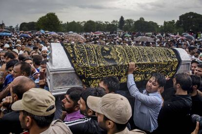 El féretro de Shujaat Bukhari, en su funeral en Kreeri, a 40 kilómetros de Srinagar, este viernes
