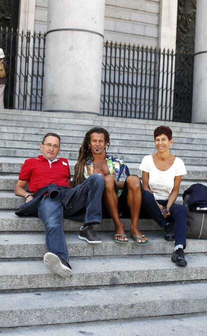 Los canarios Lucía y Alejandro Morales con Pedro Santiago en la catedral.