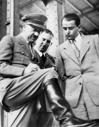 Adolf Hitler retoca unos diseños para Albert Speer (a la derecha).