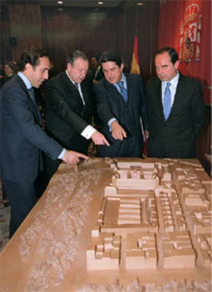 Del Río, Álvarez del Manzano, Trillo-Figueroa y Fernando Díez Moreno, ante la maqueta del cuartel cedido.