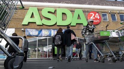 Clientes a la entrada de un supermercado Asda en Londres.