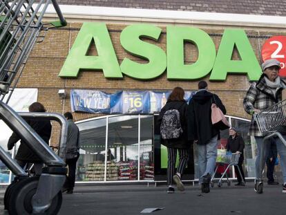 Clientes a la entrada de un supermercado Asda en Londres.