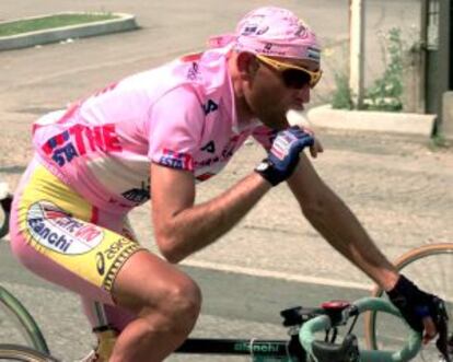 Pantani comiendo un helado sobre la bicicleta en el Giro de 1999, antes de ser expulsado.