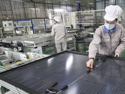 Fábrica de paneles solares para exportación, en Lianyungang (China).