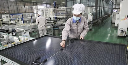 Fábrica de paneles solares para exportación, en Lianyungang (China).