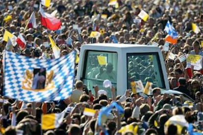 Benedicto XVI se dirige en el <i>papamóvil</i> a celebrar una misa al aire libre en una explanada junto al recinto ferial de Múnich.