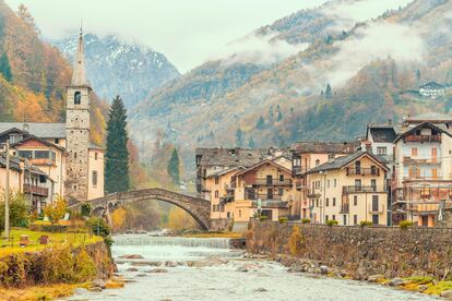 LA BELLEZA DE LA ITALIA RURAL. El consejo de administración de la asociación de los pueblos más bellos de Italia (I Borghi più belli d’Italia) aprobó este verano la admisión de seis nuevas aldeas. Caldes, Fontainemore, Barolo, Clusone, Nemi y Maratea son las nuevas incorporaciones en este listado que reúne 354 pueblos italianos asociados ―con el requisito de que tengan una población por debajo de 15.000 habitantes en todo el territorio municipal y no más de 2.000 en el pueblo―, todos evaluados positivamente tras un proceso de certificación que cuenta con 72 parámetros. Este reconocimiento, sobre todo después de la pandemia, tiene una importancia primordial para el desarrollo económico, ambiental y social de estos territorios. Así lo demuestra que la asociación cuente con una larga lista de espera de más de 900 municipios que están deseando entrar en ella.