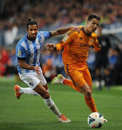 Ronaldo conduce el balón ante la presión de Angeleri.