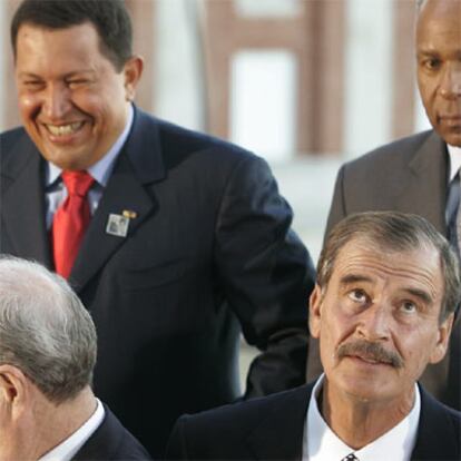 Chávez (izq.) y Fox (drcha.), el pasado 4 de noviembre durante la Cumbre de las Américas en Argentina.