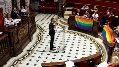 El portavoz de Vox en el Ayuntamiento de València, Juan Manuel Badenas, durante su intervención en el pleno del Ayuntamiento de Valencia ante las banderas por el día del Orgullo exhibidas por el PSPV y Compromís.