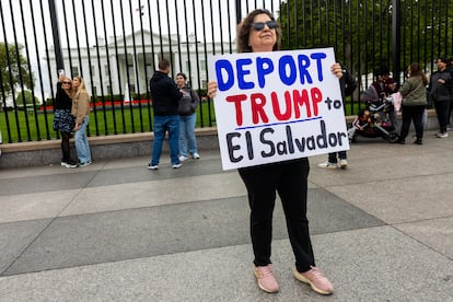 Una manifestante muestra un cartel con la leyenda "Deporten a Trump a El Salvador", frente a la Casa Blanca, el pasado 15 de abril.
