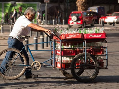 Un hombre transporta bebidas azucaradas en Ciudad de México.