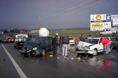 Choque en cadena en una carretera. Los accidentes de automóvil son los que más fraude generan a las compañías aseguradoras, según ICEA.