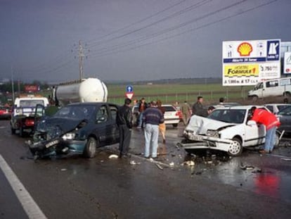 Accidente en carretera tras el choque de varios vehículos.