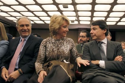 Esperanza Aguirre and her right-hand man, Ignacio Gonz&aacute;lez, during a ceremony in M&oacute;stoles last January.