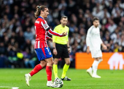 Griezmann da instrucciones a sus compañeros durante el partido de octavos de Champions League, que enfrenta al Atlético de Madrid y Real Madrid.