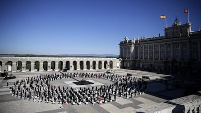 Vista general del Patio de Armas del Palacio Real durante el homenaje de Estado a las víctimas de la pandemia.