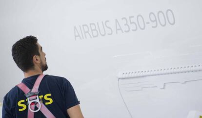 Uno de los técnicos durante la rotulación del primer A350 de Iberia.