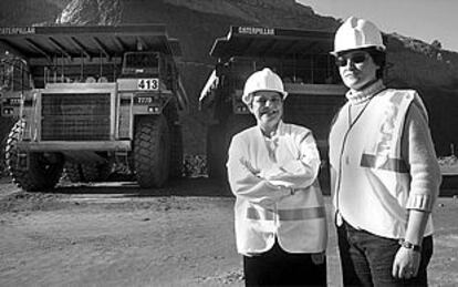 Ana y Blanca ante los dos <i>dumpers</i> que conducen en la mina de arcilla de Sant Joan de Moró.