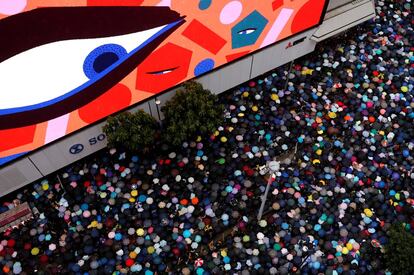 Bajo la lluvia torrencial un mosaico multicolor de paraguas ha cubierto este domingo las calles adyacentes al parque Victoria, de Hong Kong.